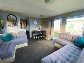 Seaview 190 - Ingoldmells - pet friendly, WiFi, bed linen - Close to beach and Fantasy Island - Meadow Lakes Caravan & Lodge Hire
